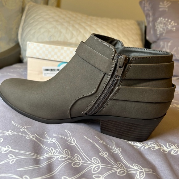 Soda SWEETEN Women's Multi Strap Ankle Bootie Block Heel Size 9, Grey NWT - Picture 4 of 6